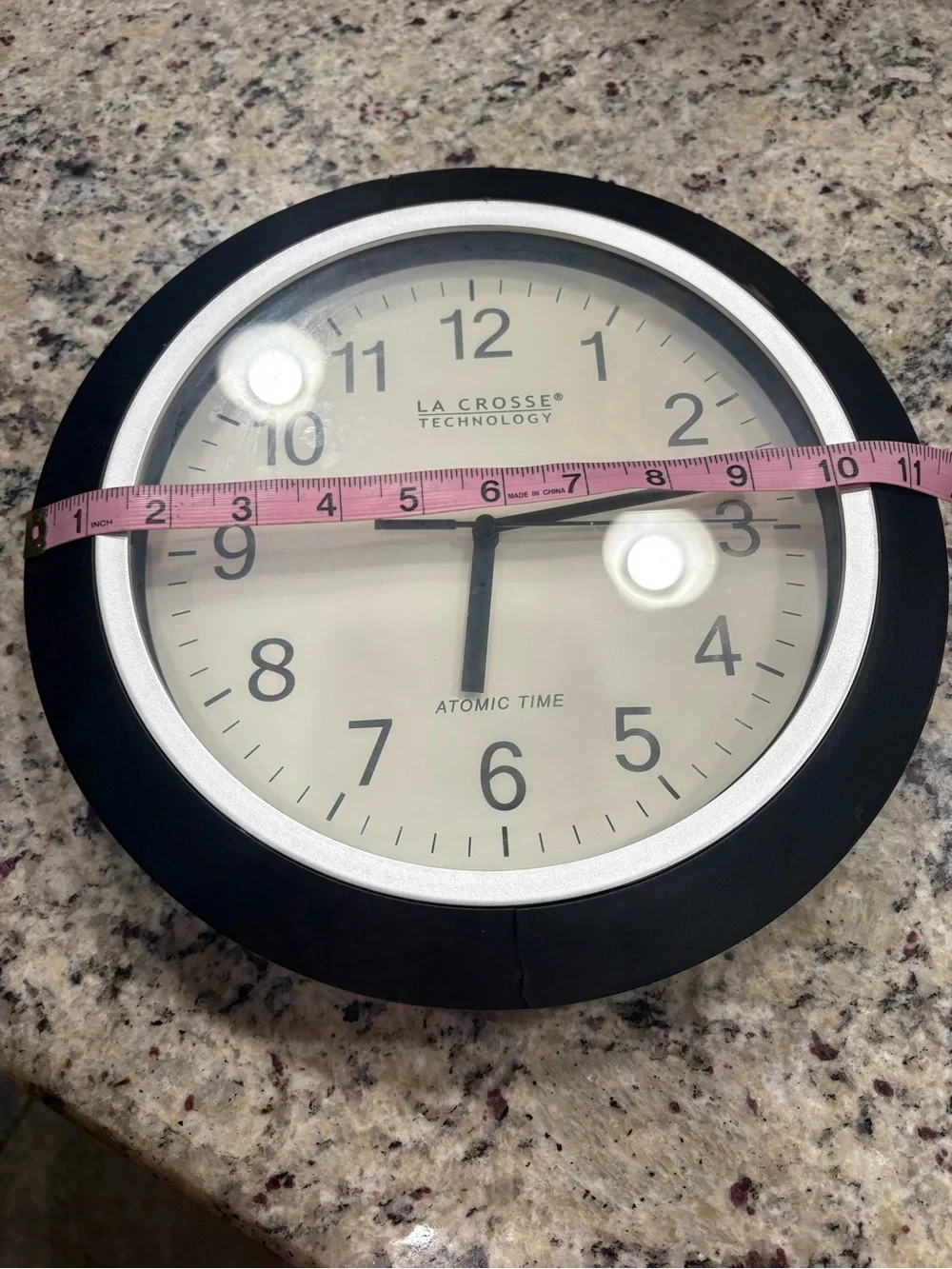 La Crosse Technology Atomic time wall clock WT-3129x1 Works but has marks/crack